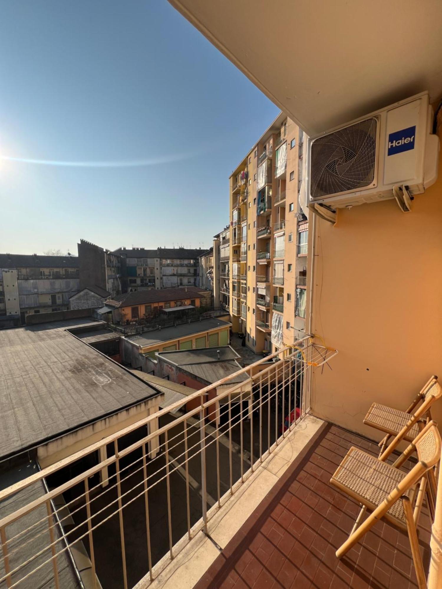Room With Private Balcony On The Dora River Turín Exterior foto