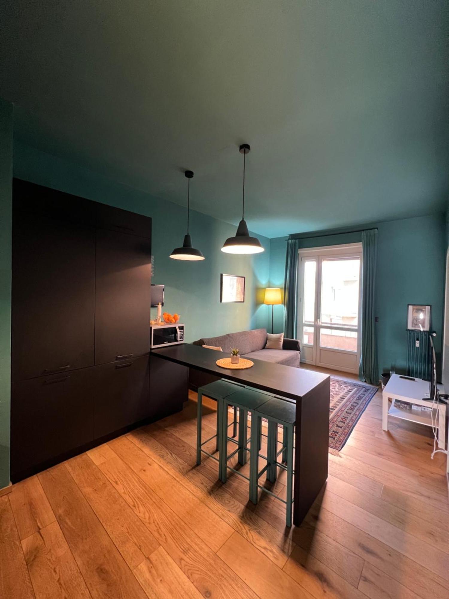 Room With Private Balcony On The Dora River Turín Exterior foto